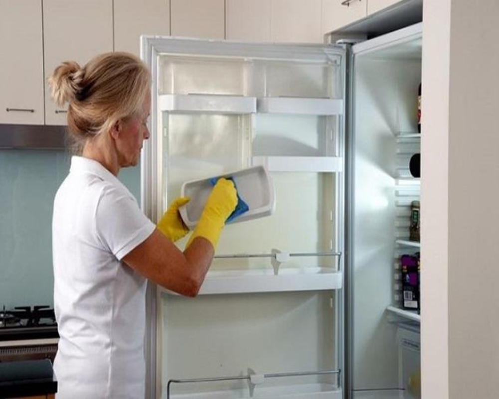 Thường xuyên lau chùi tủ lạnh để chống ra mồ hôi, đọng hơi nước