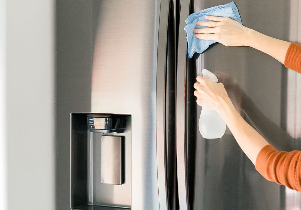 Vệ sinh làm sạch phần ngoài của tủ lạnh đặc biệt là phần tay nắm cửa lại phần cần chú ý nhất