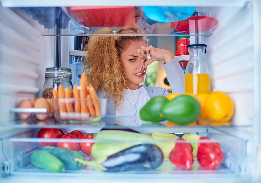 Giữ nguyên thực phẩm khi lau dọn sẽ khiến cho quá trình vệ sinh tủ lạnh trở nên khó khăn hơn