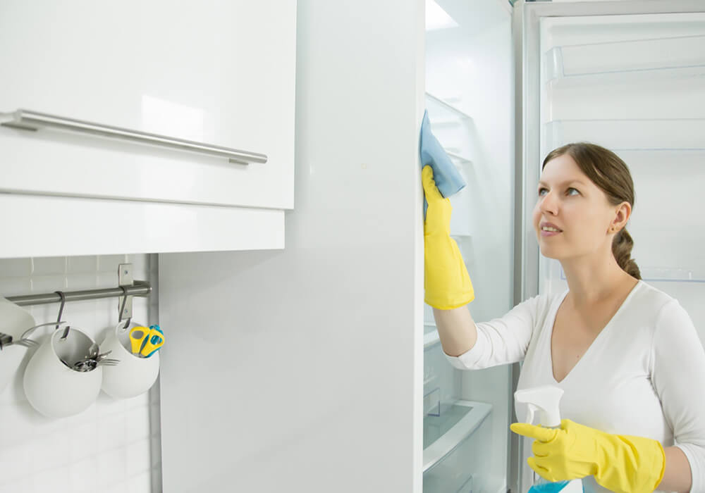 Cần tạo cho bản thân một thói quen thường xuyên vệ sinh tủ lạnh thường xuyên